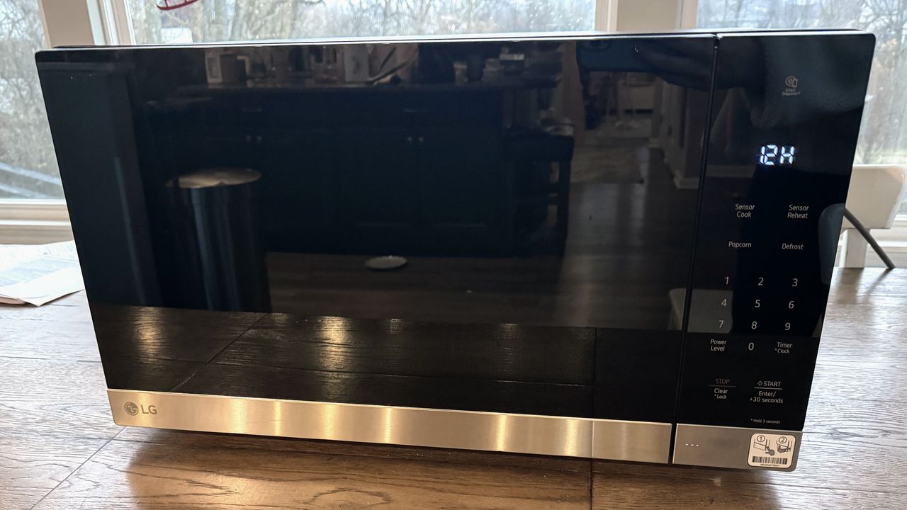 LG NeoChef&trade; Countertop Microwave with Smart Inverter 0.9 cu. ft. MSER0990S front main