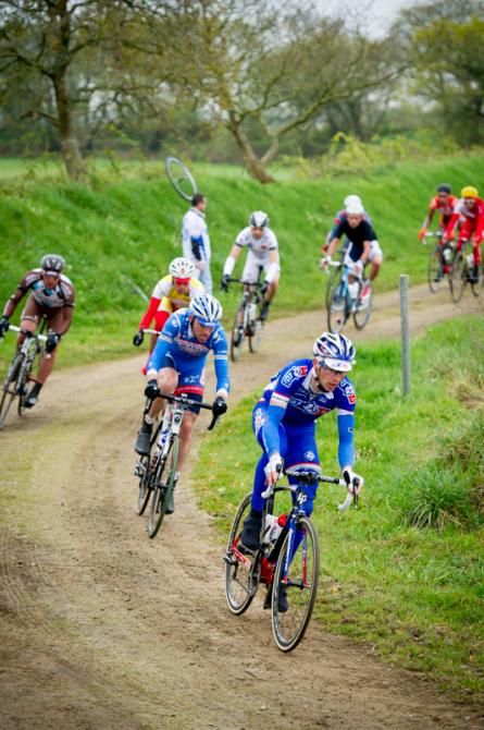 The leading group makes a turn at dusty road