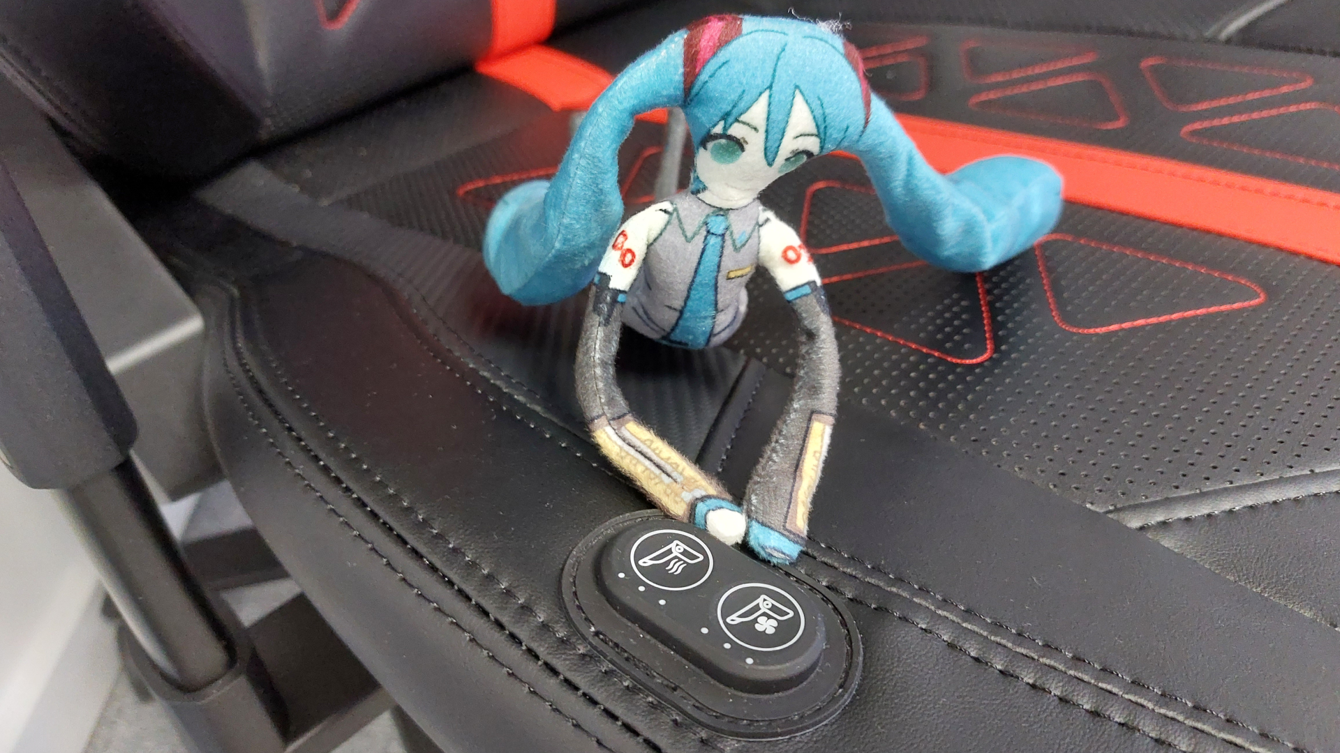 The XL edition of the DXRacer Martian gaming chair.