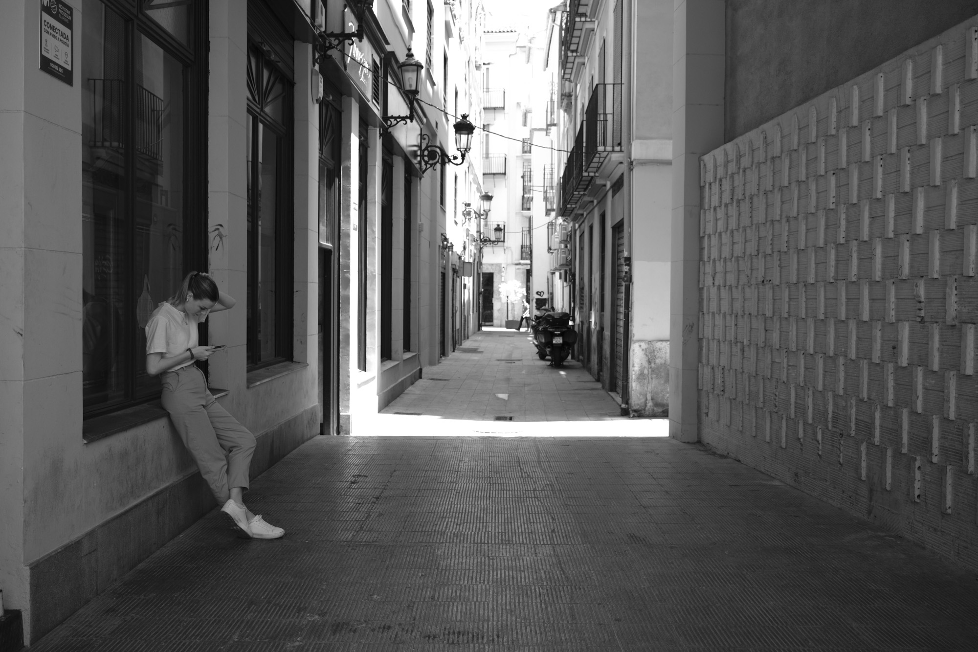 Street photography in Valencia, Spain, taken with the Fujifilm X-E5 mirrorless camera and XF 23mm f/2.8 lens