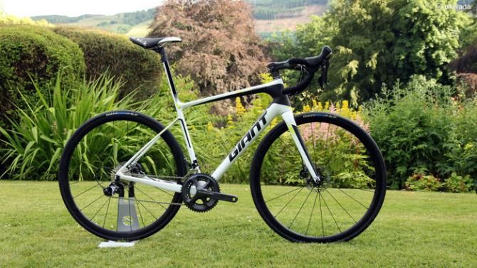 The second-tier Giant Defy Advanced SL 1 features the same frame as the flagship but with a Shimano Ultegra mechanical group, Shimano's new mechanical/hydraulic RS685 levers, and Giant's own carbon clinchers