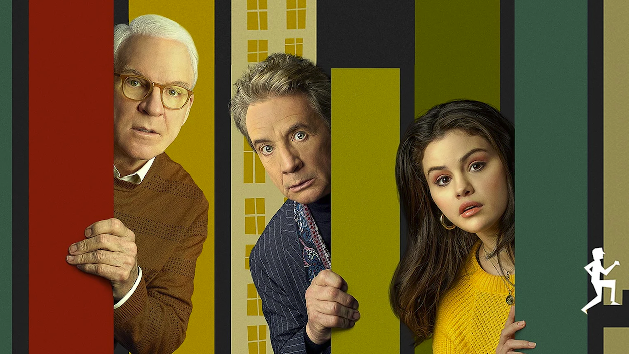 Las estrellas de la tercera temporada de Just Murder in the Building (Steve Martin, Martin Short y Selena Gomez) se asoman detrás de un fondo a rayas.