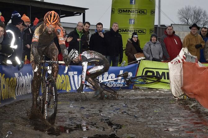 Van der Poel falls in a puddle behind Van Aert