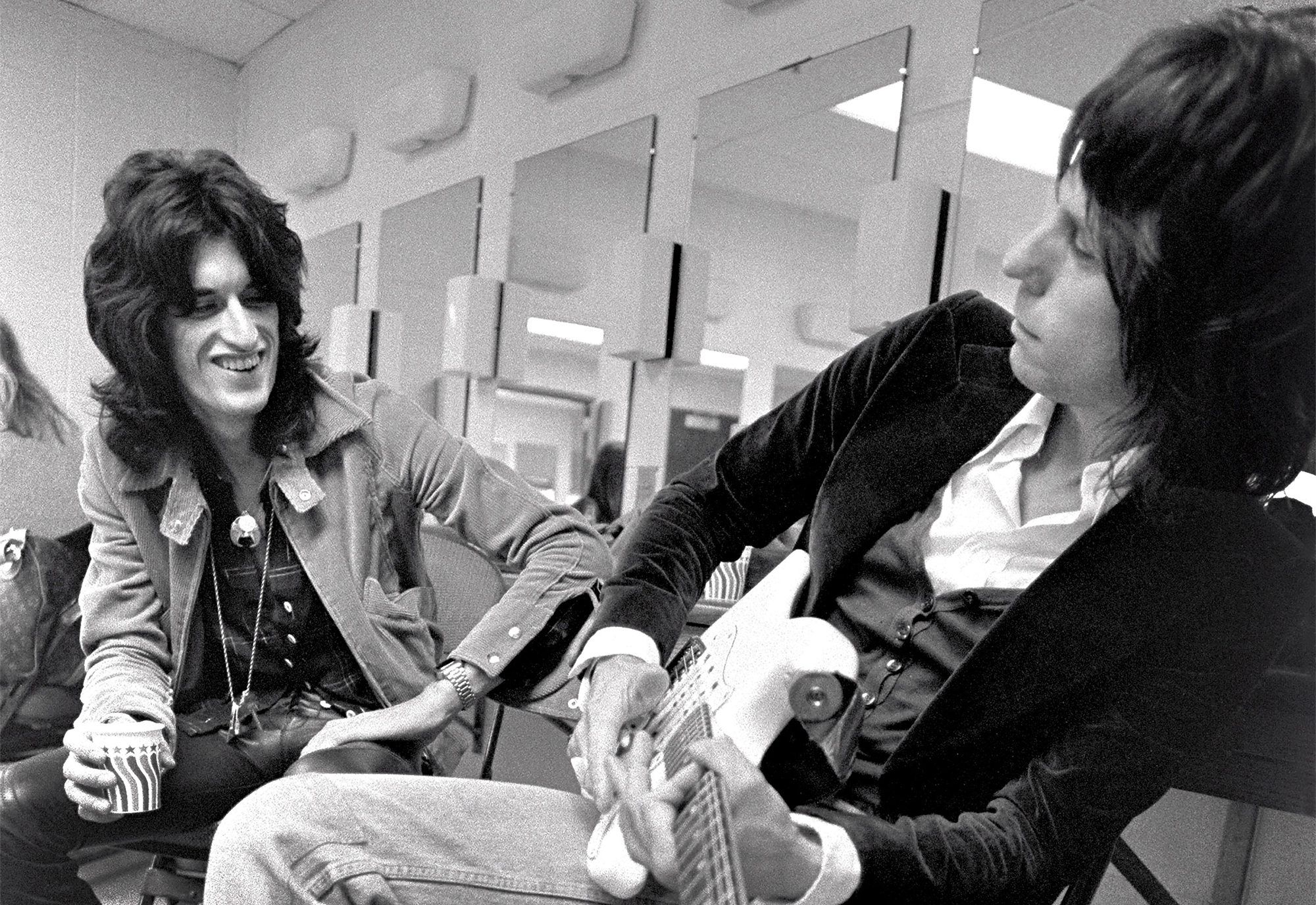 Joe Perry &amp;amp; Jeff Beck in dressing room before Beck&amp;rsquo;s concert at The Providence Civic Center on October 7, 1976