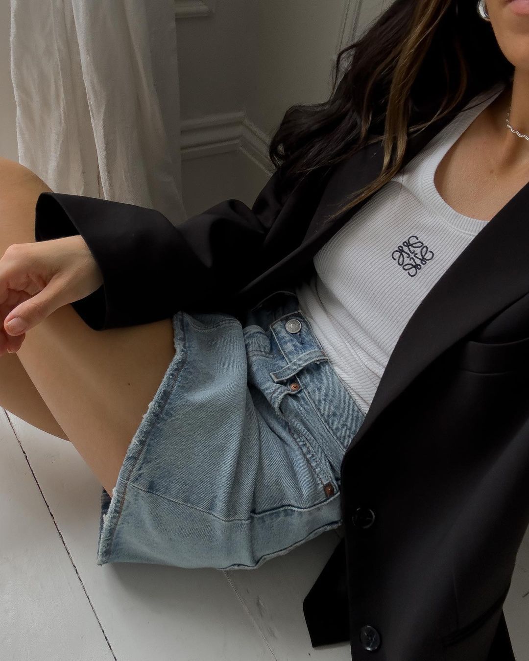 @_jessicaskye wearing denim shorts and tank and blazer