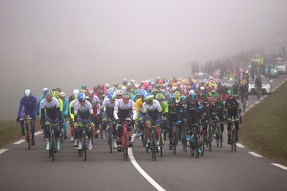 The peloton at the start of stage 4 in Varennes-sur-Allier