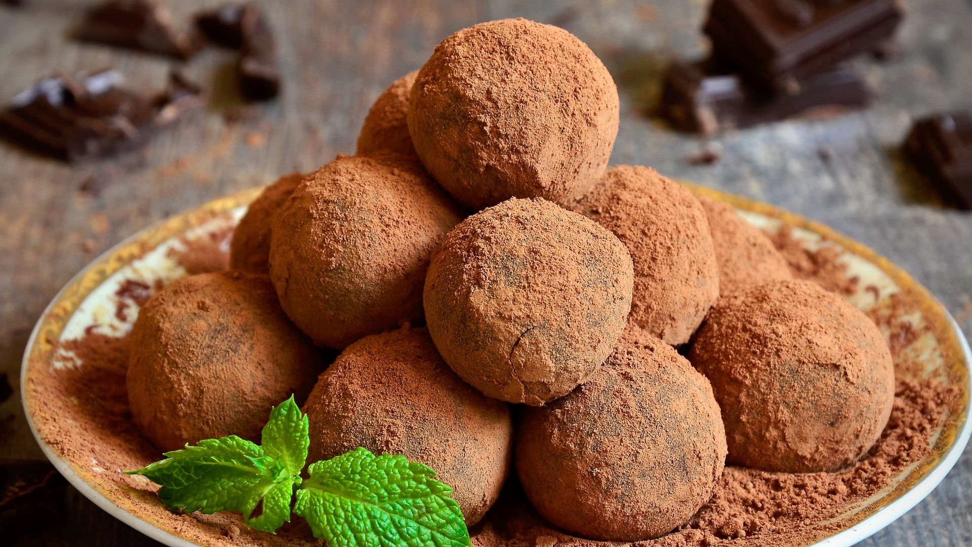 Как убрать сладость. Как убрать сладость. Как убрать сладость. Вкусные вкусняшки. Человек ест сладкое.