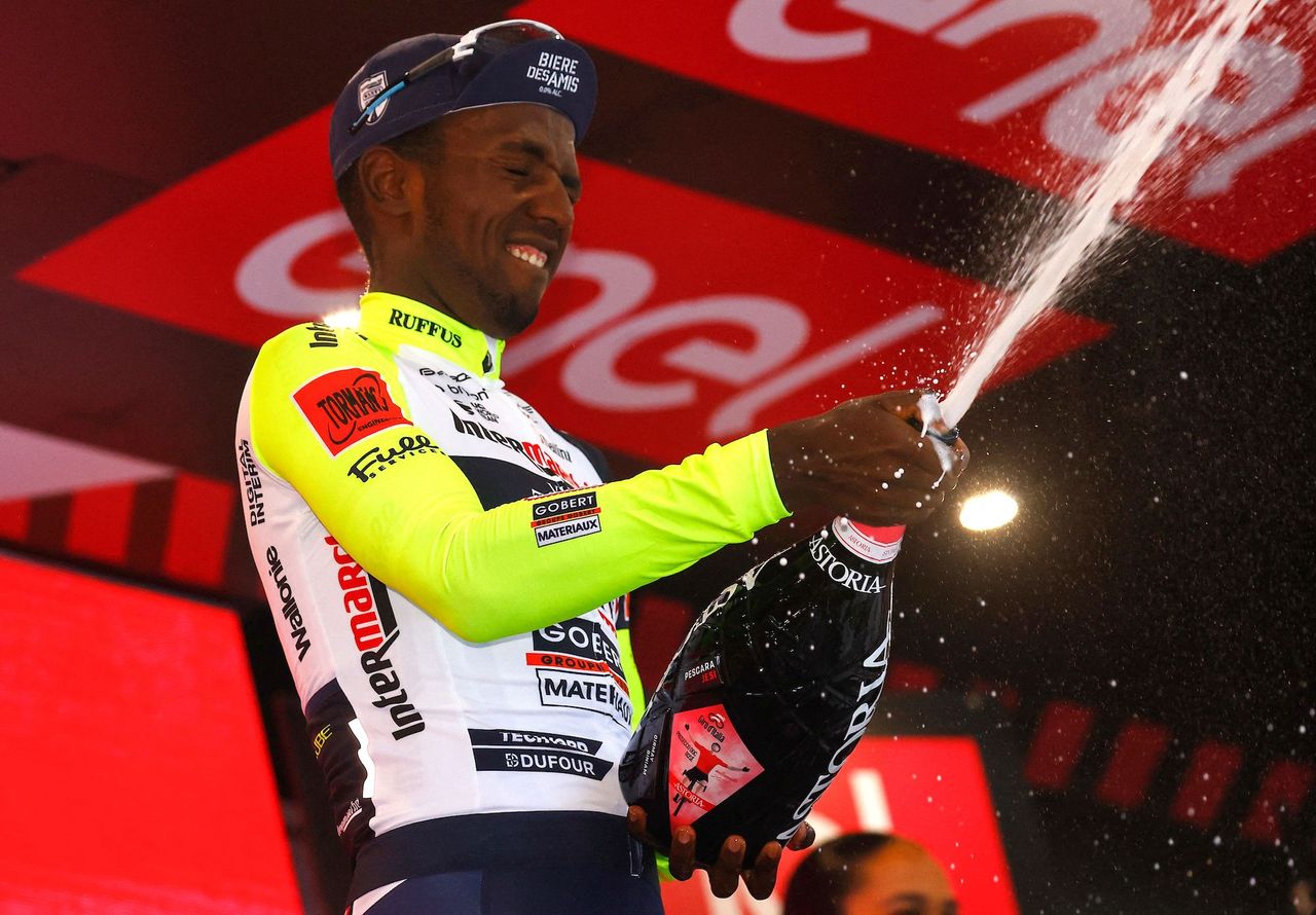 Biniam Girmay withdraws from Giro d'Italia following podium eye injury