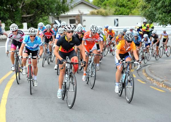 The peloton tackle Dyers pass Road for the first time