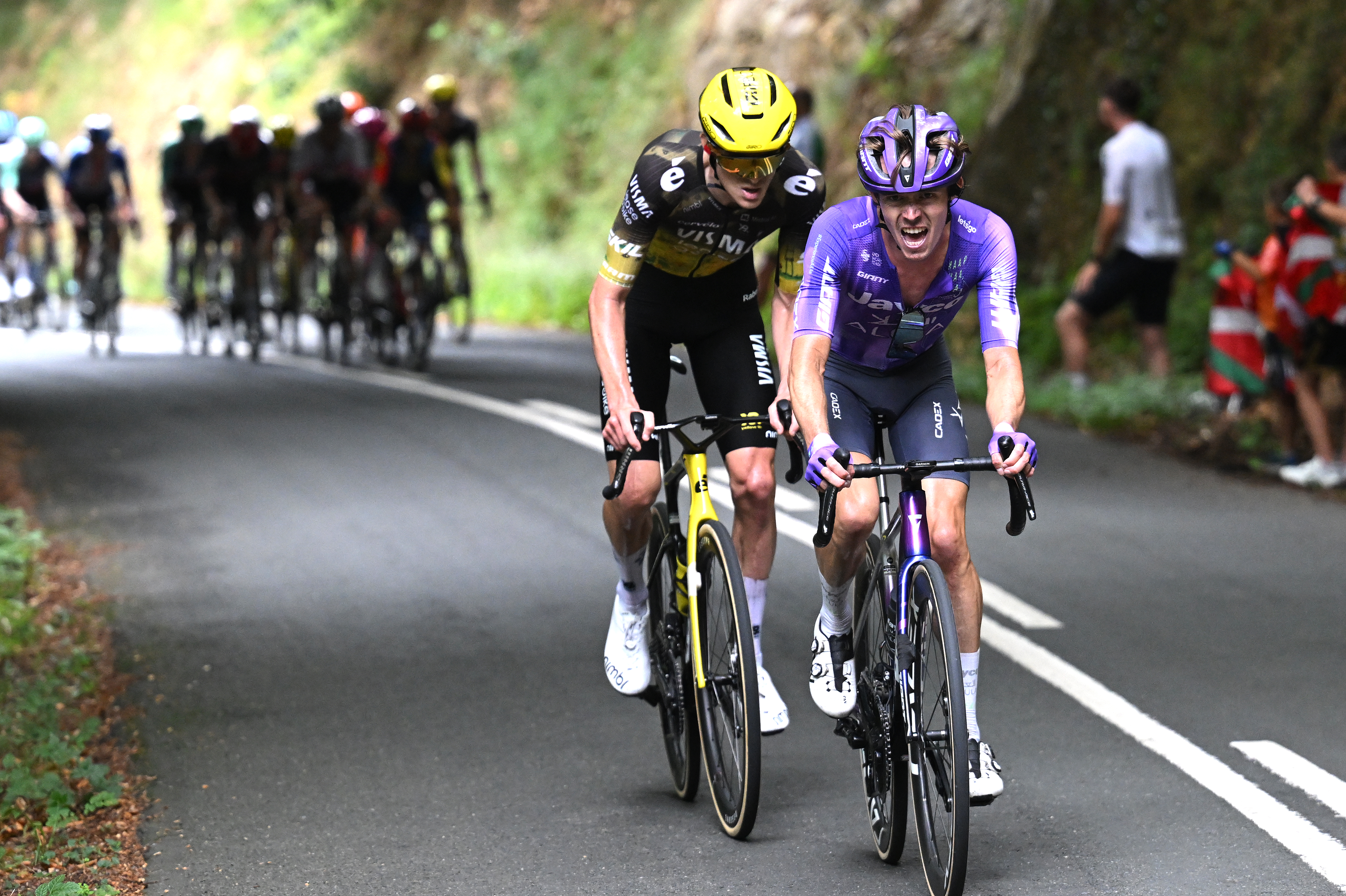 SAN SEBASTIAN, SPAIN - AUGUST 01: Paul Double of Great Britain and Team Jayco AlUla attacks during the 45th Donostia San Sebastian Klasikoa 2026 (Photo by Antonio Baixauli/Getty Images)