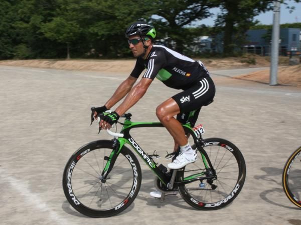 Juan Antonio Flecha (Sky) looks for shade and coolness after a hot stage 3.
