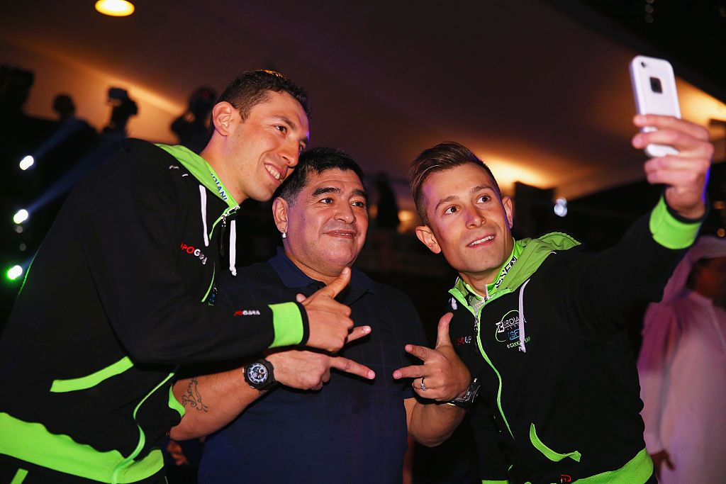Diego Maradona with Stefano Pirazzi and Nicola Ruffoni at the Dubai Tour in 2015.