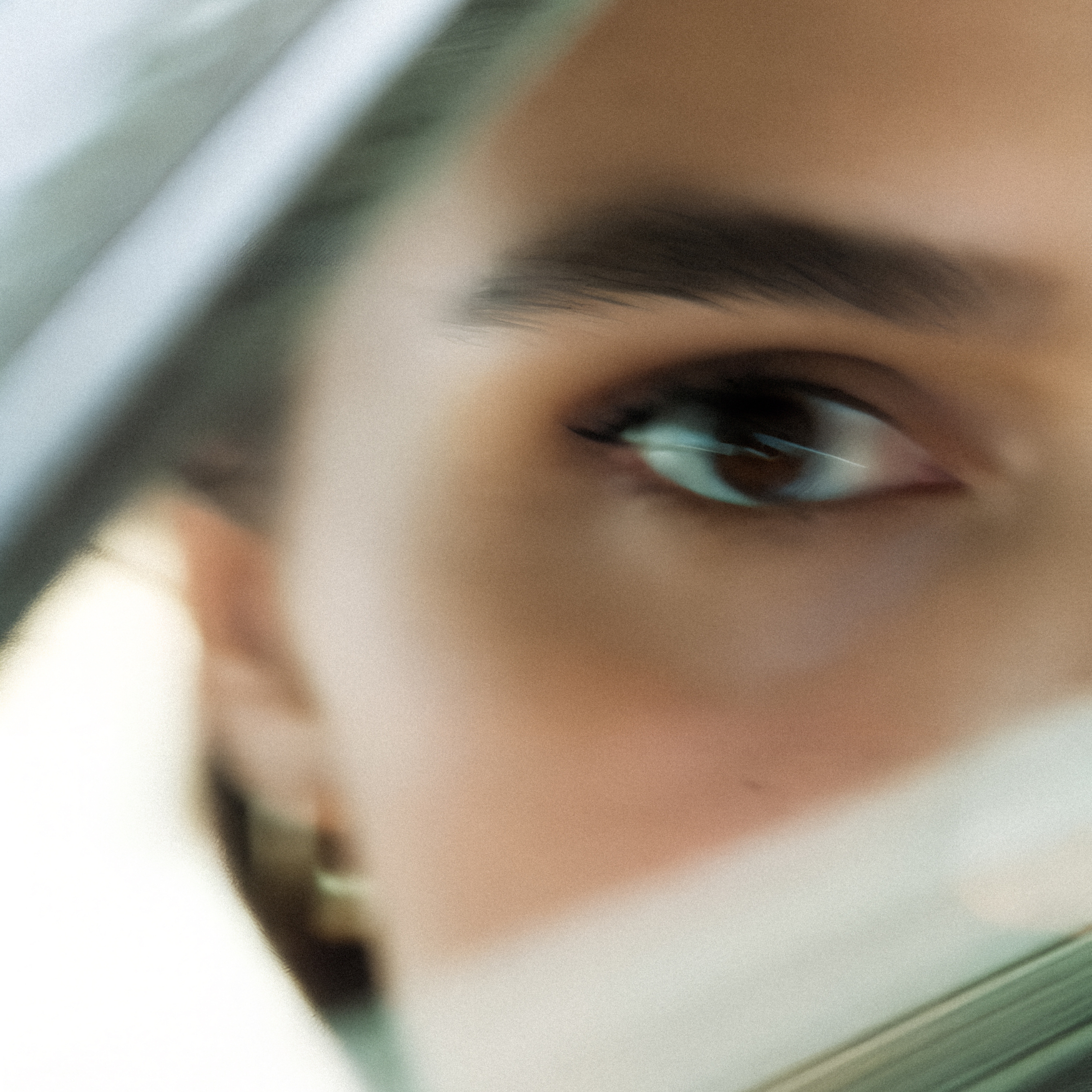 Does makeup and skincare affect eye health? 