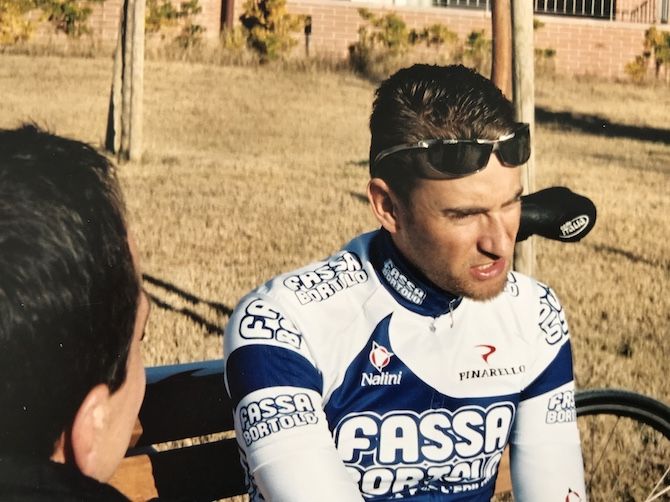 Journalist Philippe Maertens chats to Frank Vandenbroucke (Fassa Bortolo)