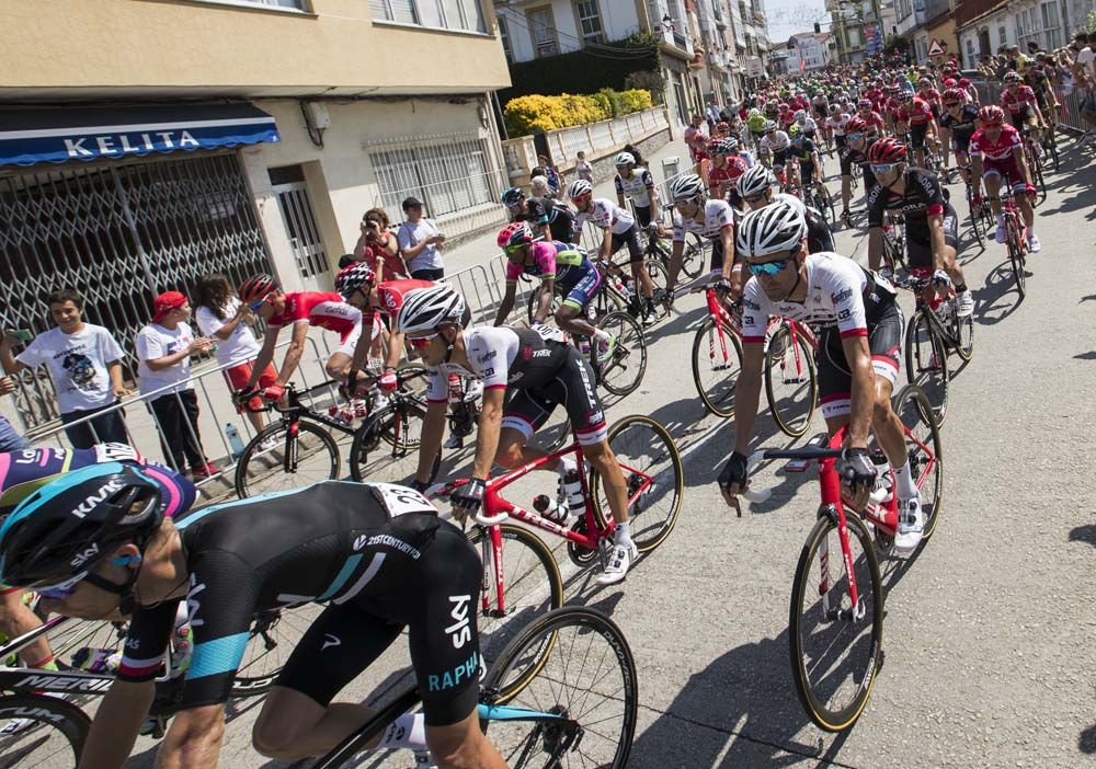The peloton rolls out from the start