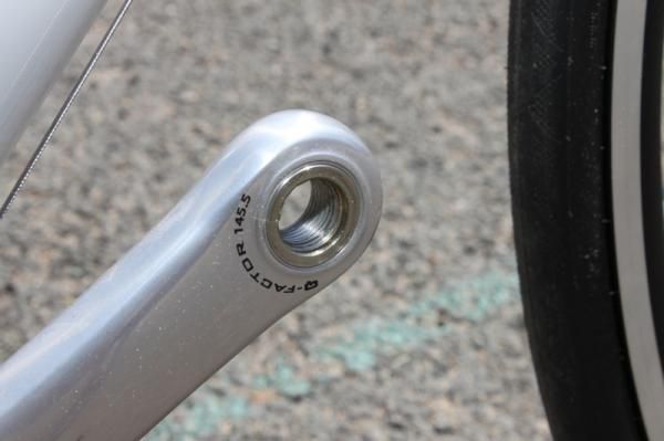 The Ultra-Torque bottom bracket design and thin alloy arms produce a low 145.5mm stance width