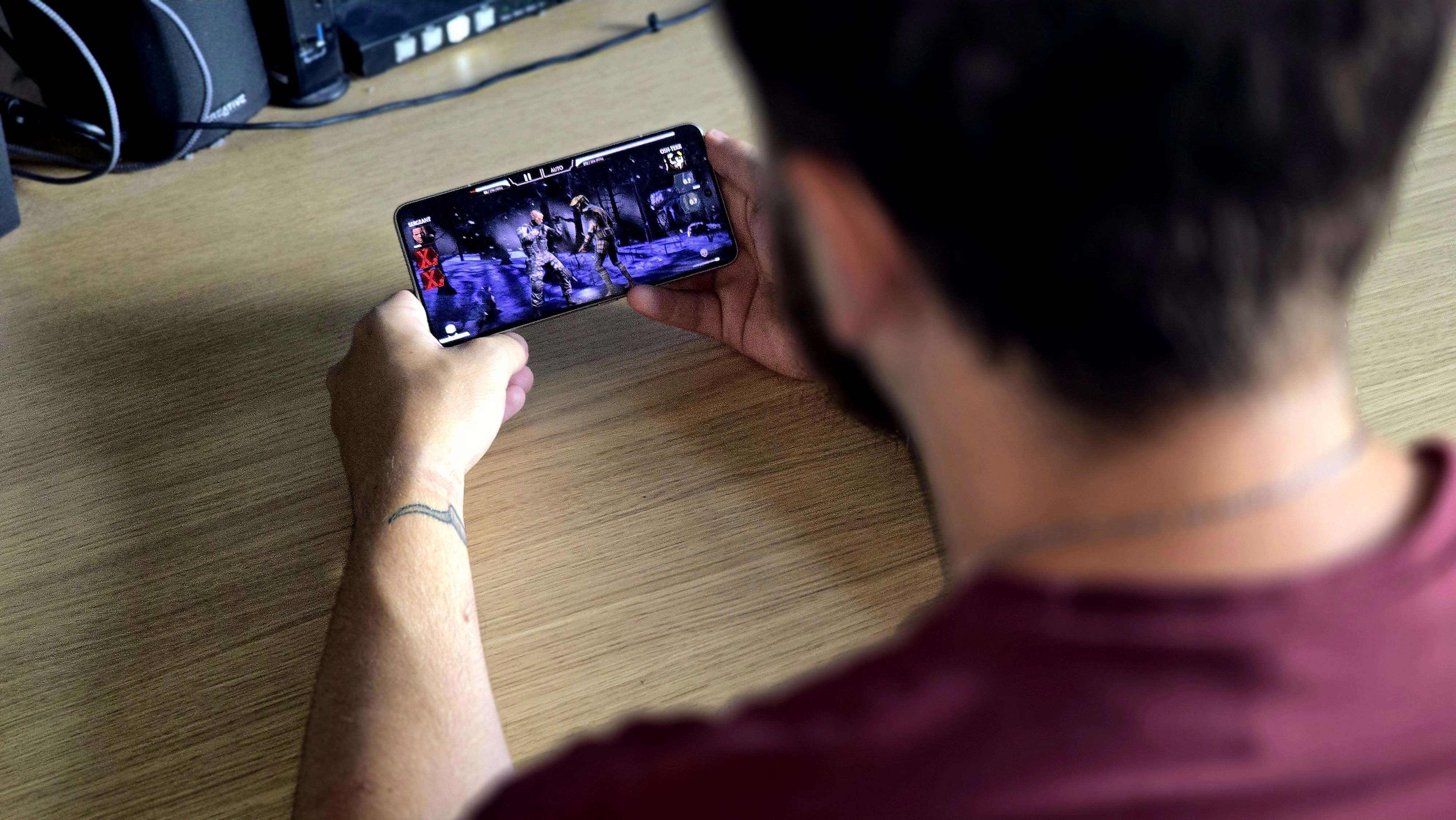 Xiaomi 14 Pro playing Mortal Kombat at a desk