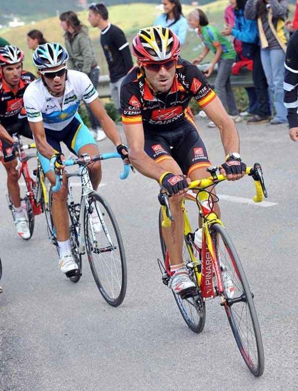 Alejandro Valverde (Caisse d'Epargne) leads Alberto Contador on the Angrilu.