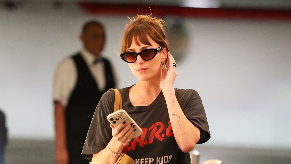 It's Here: The 2026 It-Girl Way to Wear Those Silky Pants Everyone Owns
