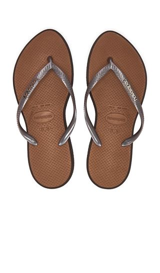 SfhrbauTMVmCyfHnWwE5S7-320-80 وجد Gigi Hadid الفستان الذي يبدو أفضل مع Flip-Flops