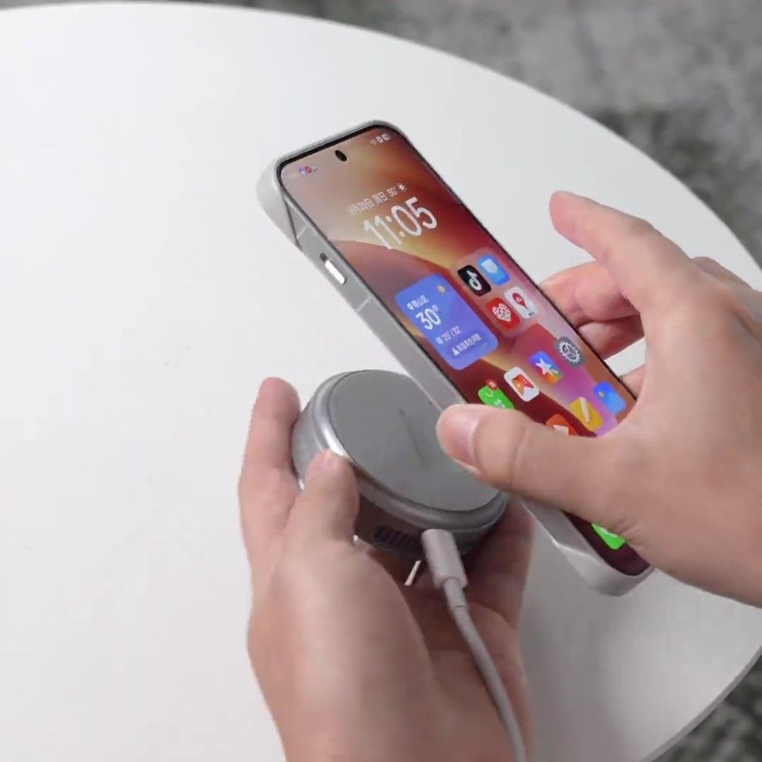 Magnetic charging on the OPPO Find X8
