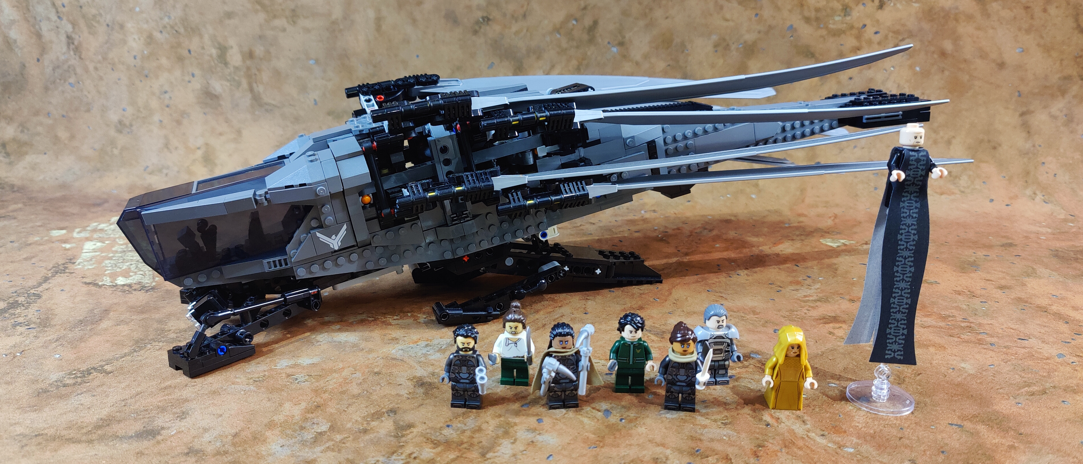 Lego Dune Atreides Royal Ornithopter and minifigures