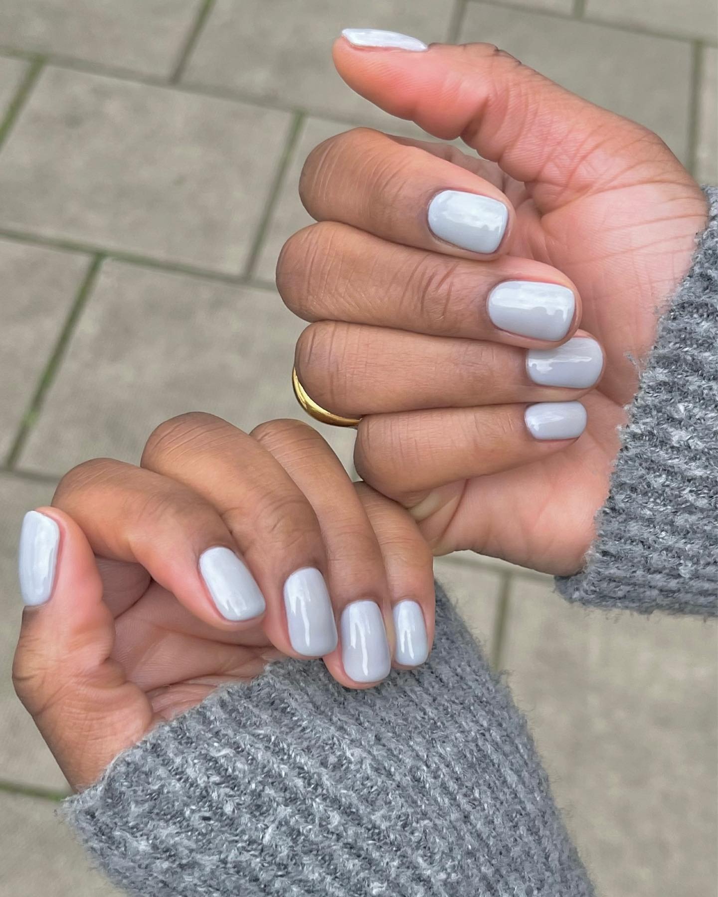 A short, grey manicure