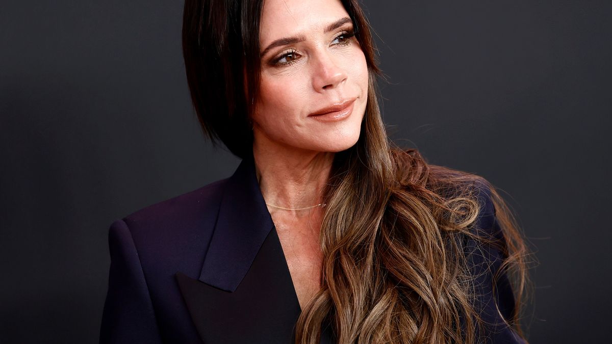 La robe « riche mûre » de Victoria Beckham conçue pour « flatter et mettre en valeur le corps » est l'incarnation du luxe de minuit