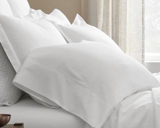 Signature "No-Flat-Sheet" Sheet Set in white on bed close up