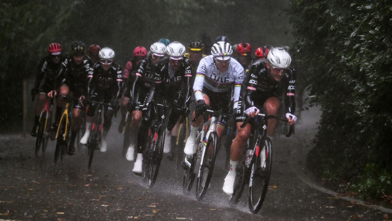 Riders in a very wet Tre Valli Varesine race