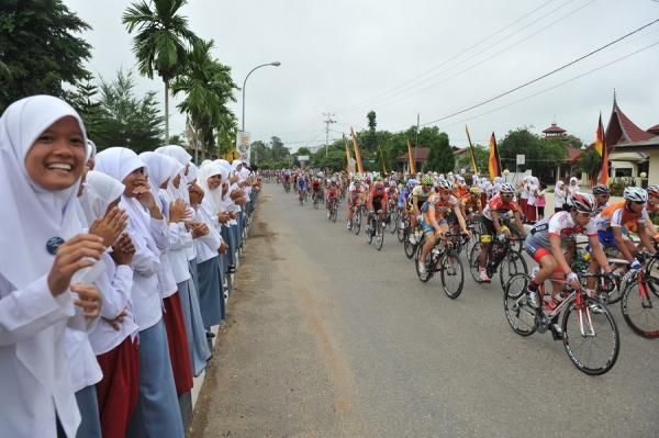 Students of Muara Sijunjung, West Sumatra, Indonesia gave support to Tour de Singkarak 2012 riders in stage 2, from Muara Sijunjung-Harau. The distance is 124,5 km.