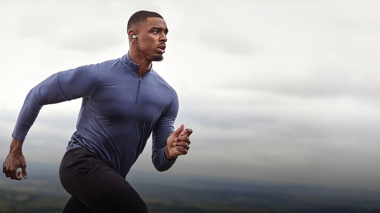 Man wearing the Jabra Elite 7 Active earbuds while exercising