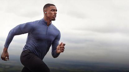 Man wearing the Jabra Elite 7 Active earbuds while exercising