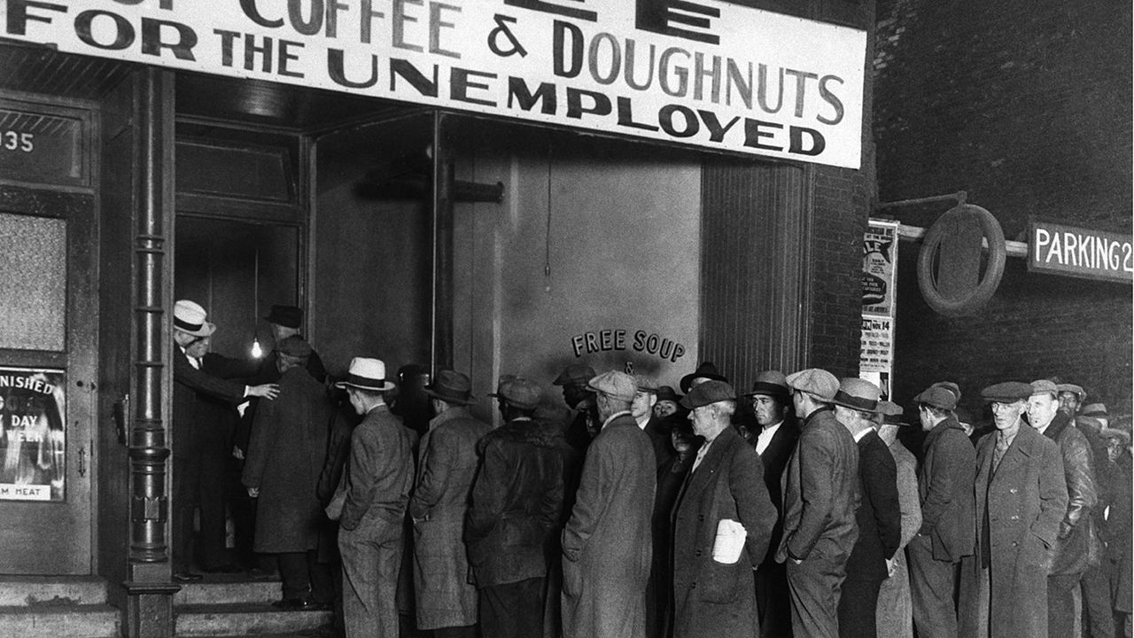 People queueing at Al Capone&amp;#039;s soup kitchen in the 1930s © Bettmann Archive/Getty Images