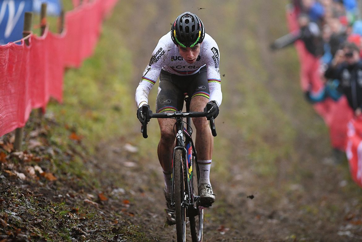 Van Aert chasing in Namur