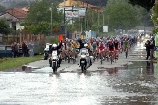 The motorbikes do their best to signal the impending obstacle