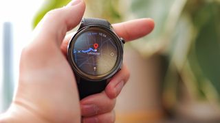 OnePlus Watch 2 båret på håndled