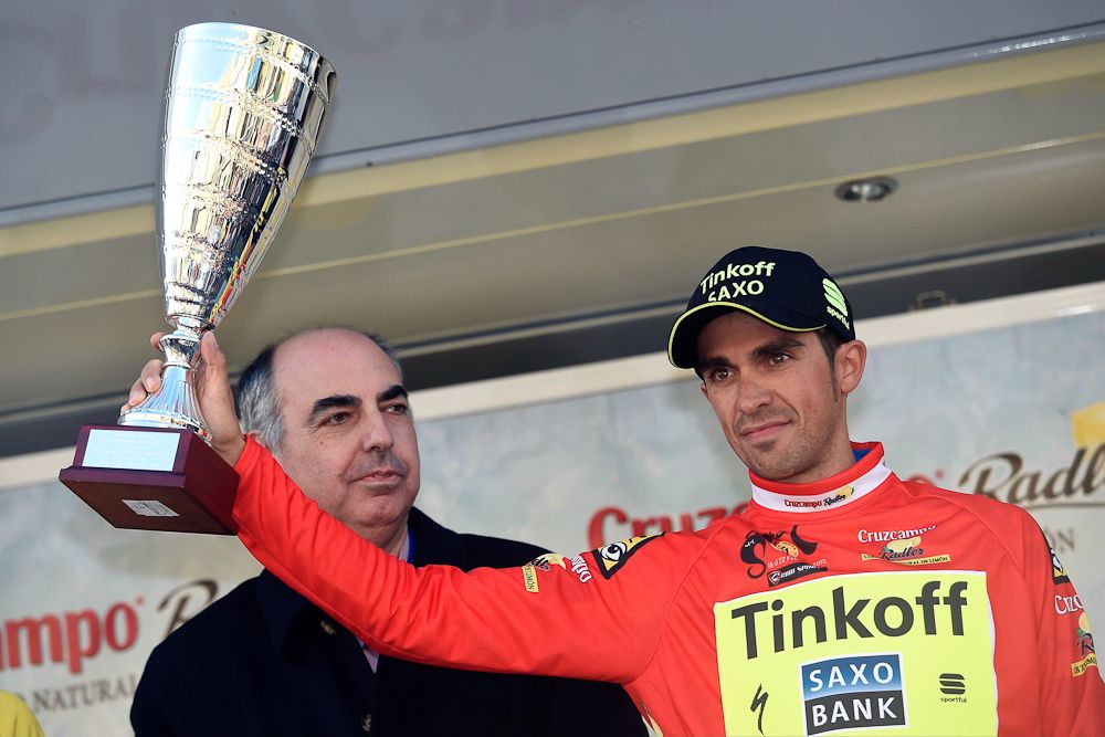 Alberto Contador (Tinkoff-Saxo) in the red leader's jersey.