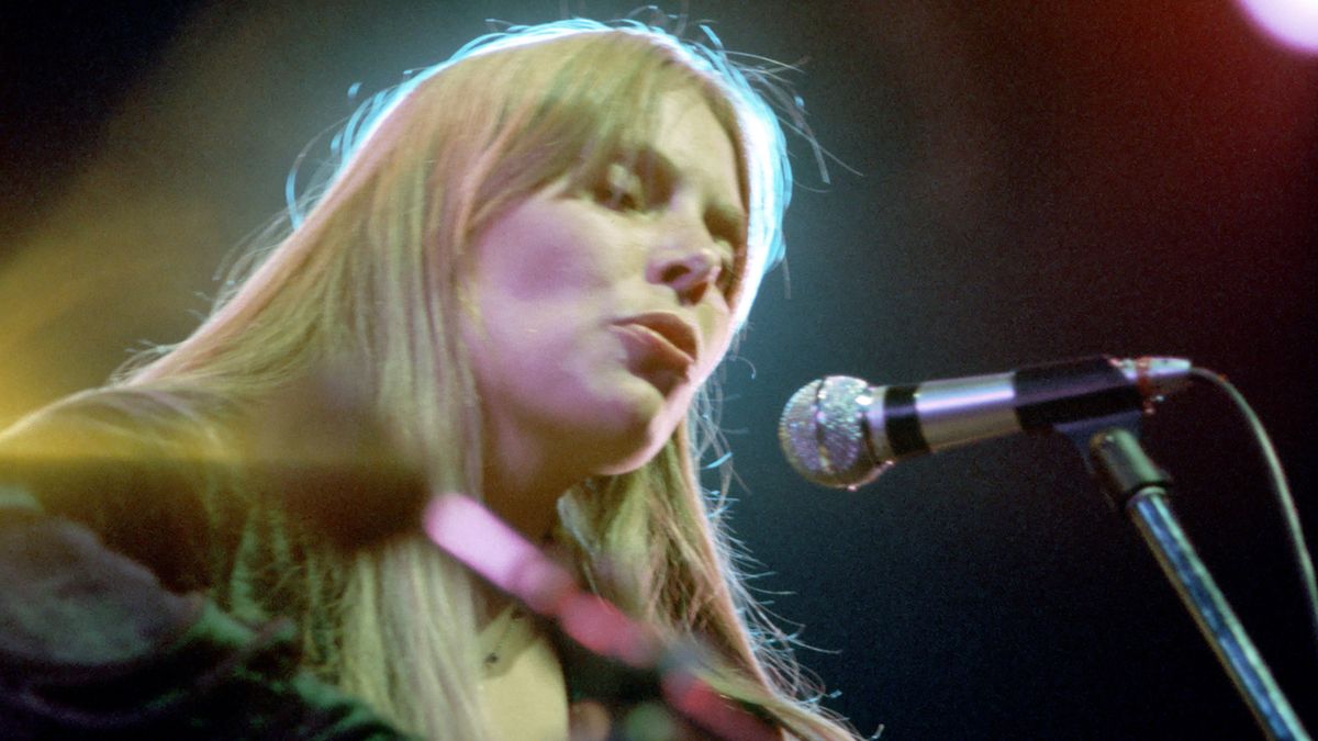 Joni Mitchell performing