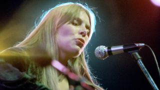 Joni Mitchell performing