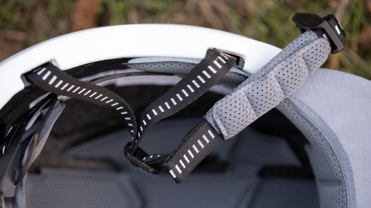 Xnito e-bike helmet strap padding and adjustment