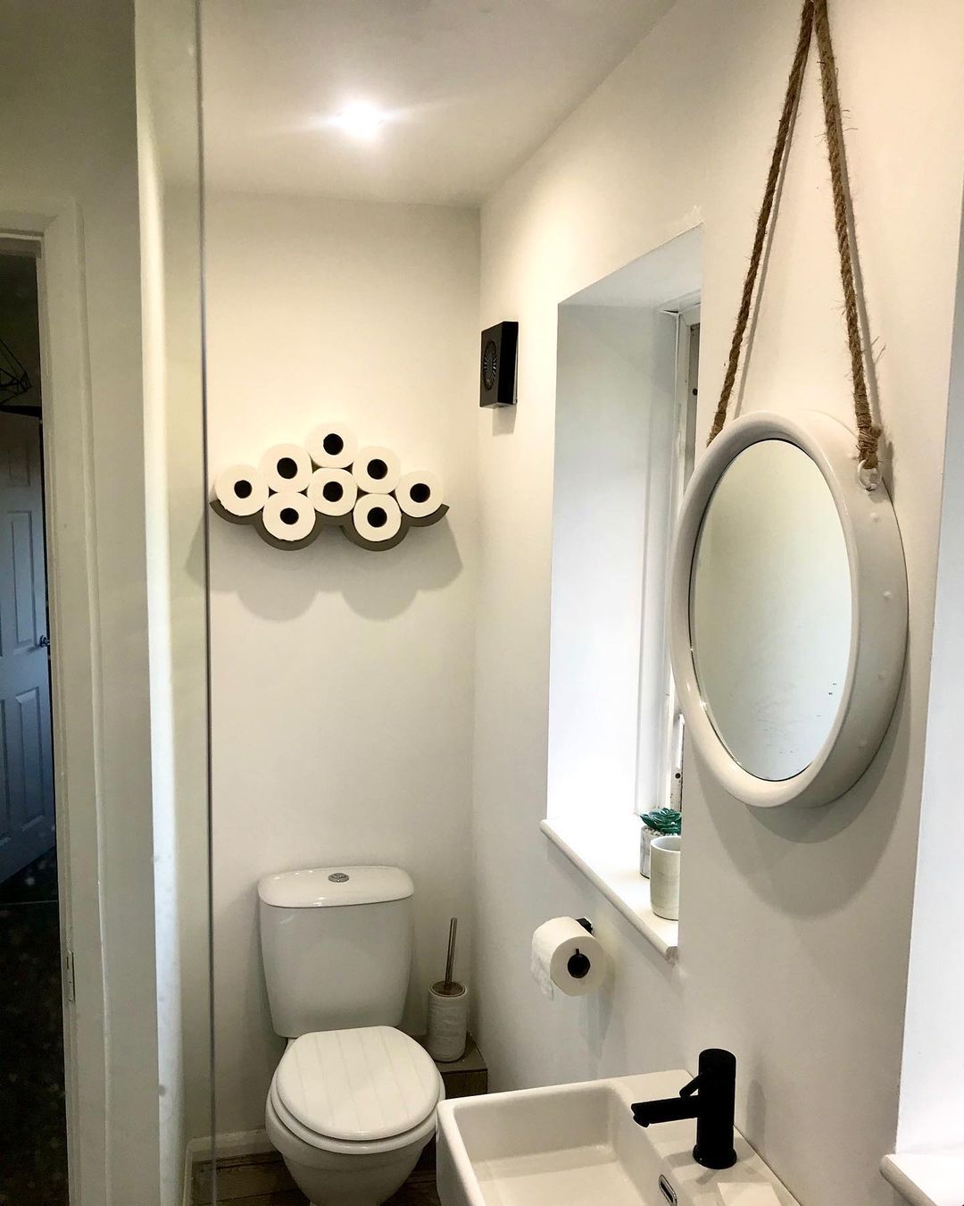 Kamar mandi dengan kertas toilet di atas toilet