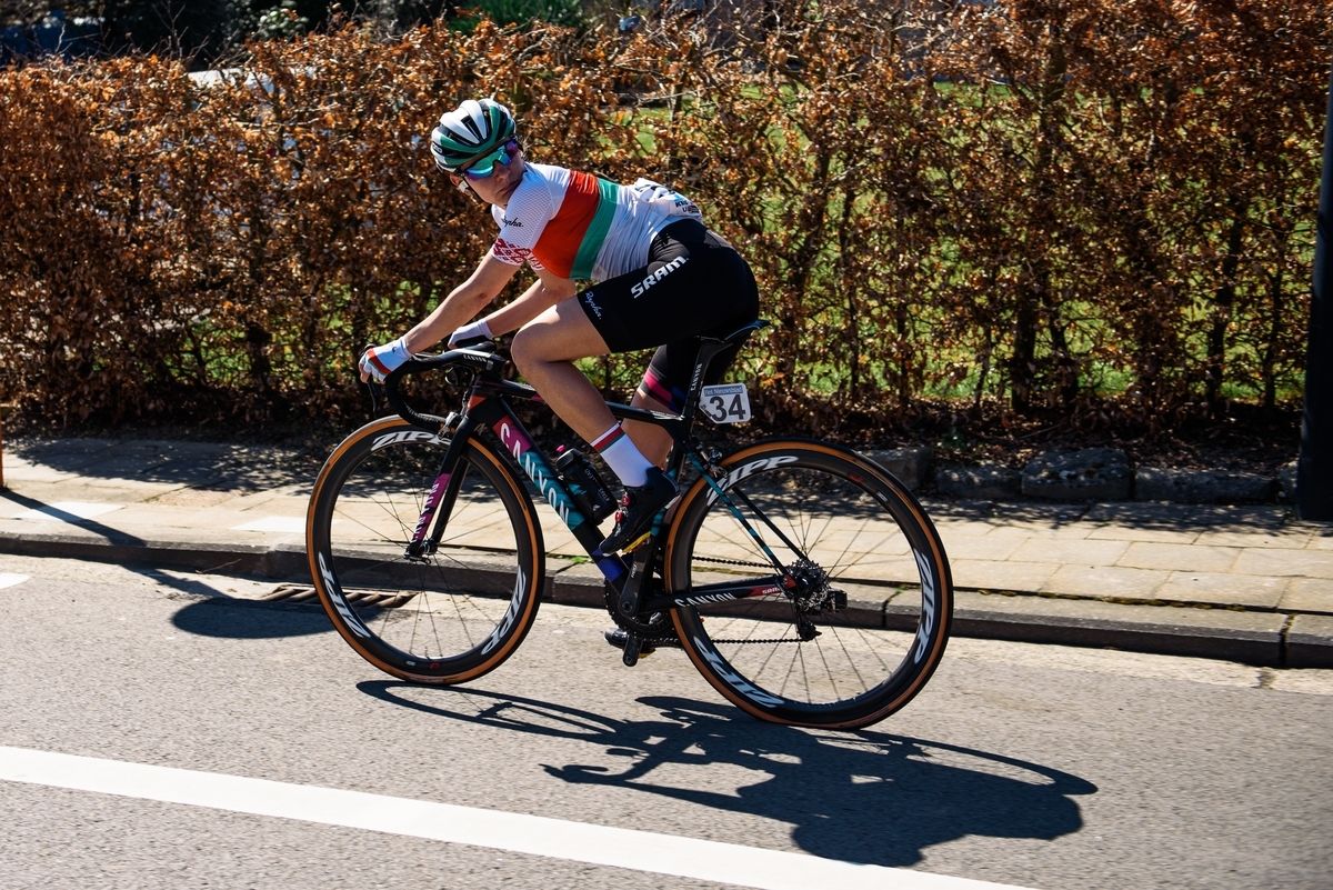 Alena Amialiusik (Canyon//SRAM) waits for the team car after a flat
