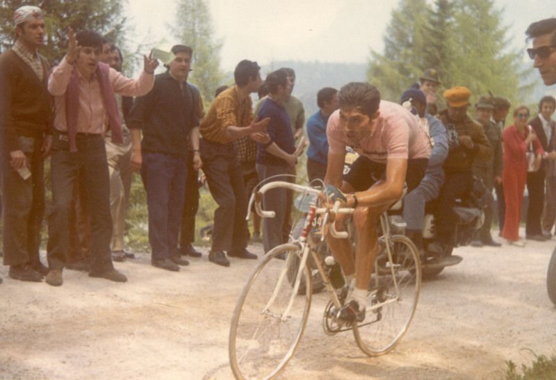 Eddy Merckx changes gear while climbing in the maglia rosa at the 1970 Giro d'Italia