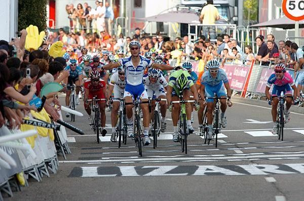 Tom Boonen (Quick Step) wins stage 16 over Filippo Pozzato (Liquigas), r.