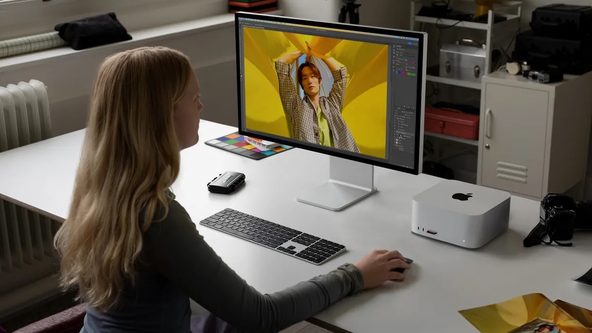 Person using a Mac Studio