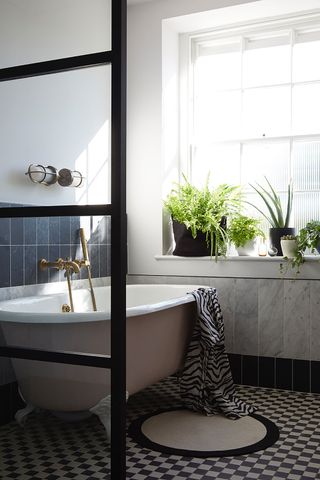 Bathroom with frosted and ribbed window panes