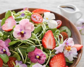 edible flowers in salad