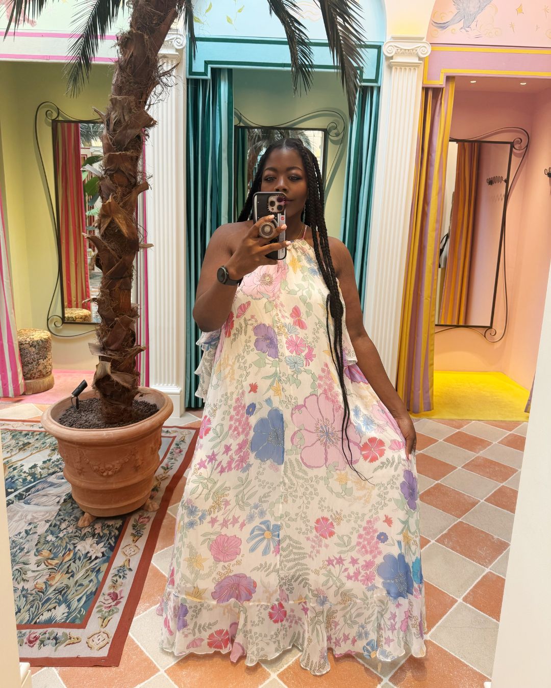 Stephanie Yeboah przymierza sukienkę Rixo x Billie Bhatia w dużym rozmiarze