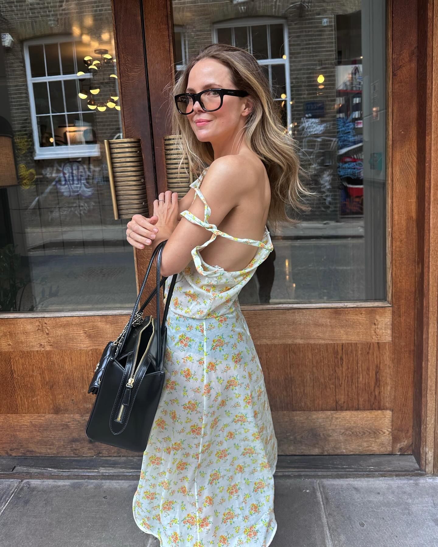 An image of @rachelle.rowlings with one of 2026's biggest bag trends.